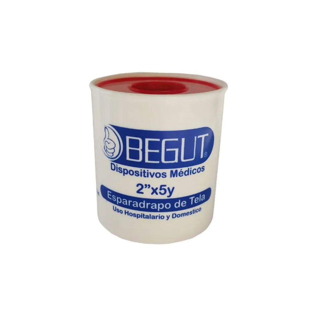 El Espadrapo Tela 2x5 Begut está diseñado para ofrecer una adhesión fuerte y duradera, ideal para fijar gasas, vendas, catéteres o apósitos.